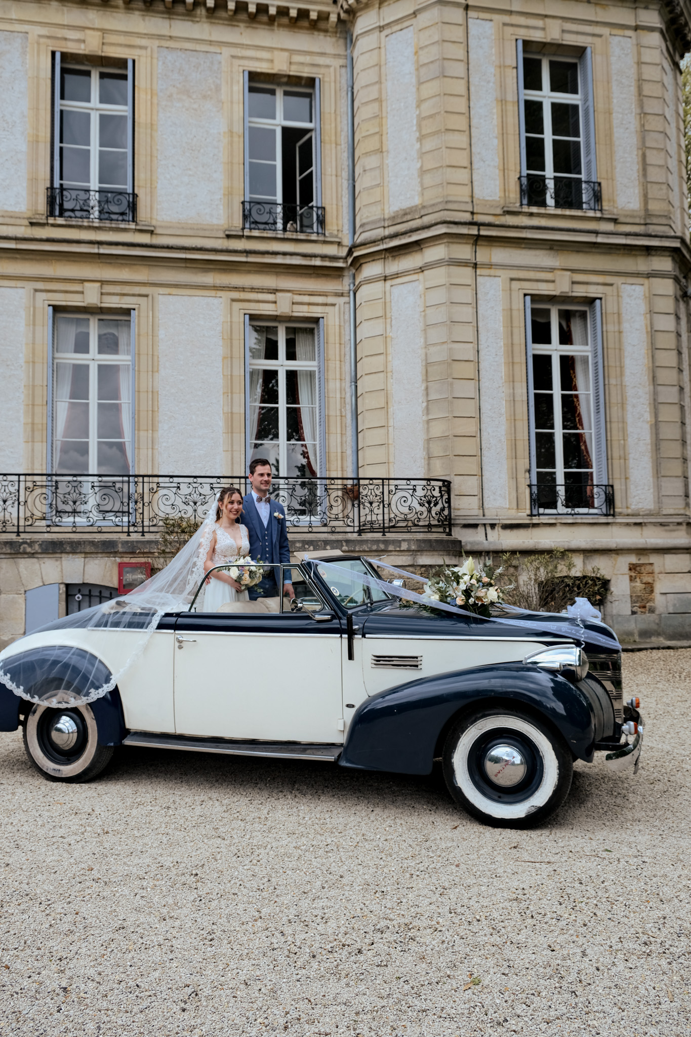 Mariés au château Santeny dans une voiture ancienne